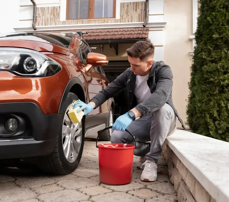 Lavage auto à domicile Sallèles-d'Aude : professionnel intervenant sur un véhicule